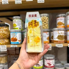 1 Cái Bánh Bông Lan Tam Giác CHUNSANJIAO Vị Phô Mai - Màu Vàng