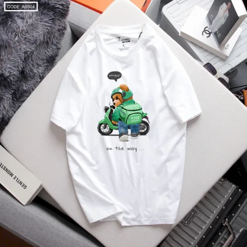 Áo Thun Nam Cổ Tròn Rurumen Màu Trắng In Hình Gấu Mang Balo (Có size 4x)