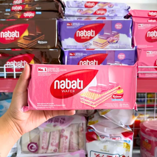 Khám phá Bánh Kem Xốp NABATI Vị Dâu Dạng Thanh Dài 110g Gói Màu Hồng thuộc nhóm NABATI
