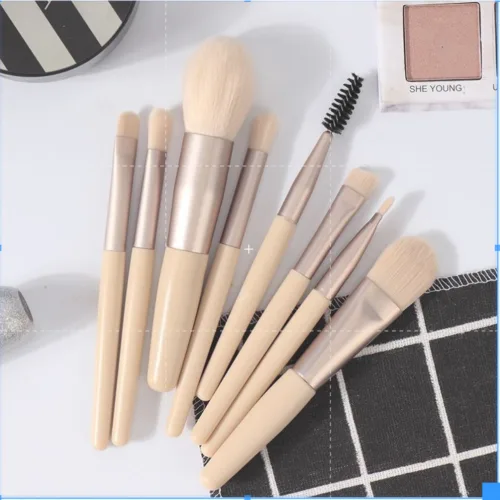 Cọ makeup mini 8 cây trên bàn trang điểm buổi sáng