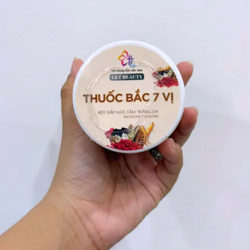 Nhãn vàng đưa ánh nhìn đến tên “Thuốc Bắc 7 Vị” — Bột Đắp Mặt Tắm Trắng Thuốc