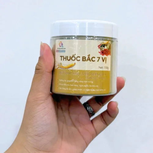 Nhãn vàng đưa ánh nhìn đến tên “Thuốc Bắc 7 Vị” — Bột Đắp Mặt Tắm Trắng Thuốc