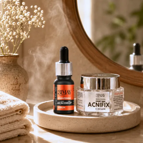 Một góc bàn có serum, kem và chiếc gương tròn — Kem Mụn 31may Acnifix Và Serum