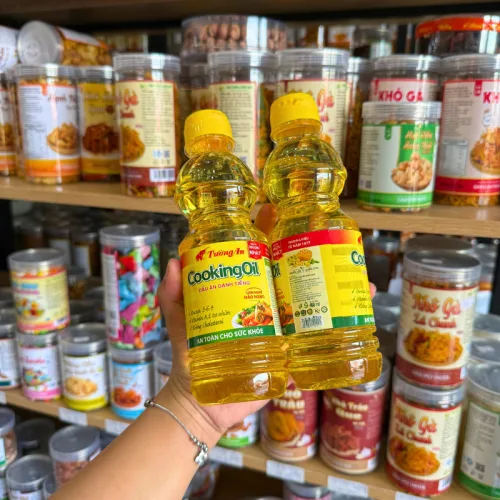 1 Chai Dầu Ăn Thực Vật Tường An Cooking Oil 400ml phù hợp để tham khảo khi chọn Dầu ăn, nước mắm, nước tương, nước chấm