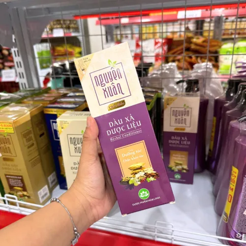Phân phối dầu Gội Dược Liệu Nguyên Xuân Chắc Khỏe Cho Tóc Yếu 250ml - Màu Tím