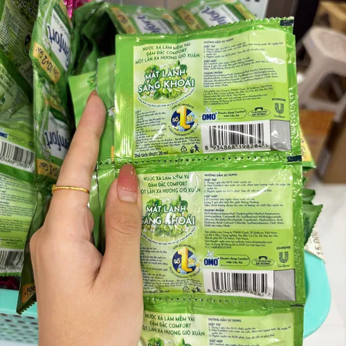 Dây 12 Gói Nước Xả Vải Comfort Hương Gió Xuân Thơm Mát 18ml/Gói - Màu Xanh Lá