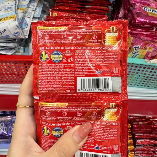 Dây 12 Gói Nước Xả Vải Comfort Hương Nước Hoa Quyến Rũ 18ml/Gói - Màu Đỏ