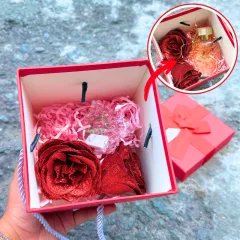 Hộp Quà Giấy Vuông Màu Đỏ Nắp Rời Có Quai Xách - Hộp Có Hoa Kim Tuyến Rơm Đèn Đom Đóm