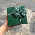 Hộp Quà Giấy Vuông Màu Đỏ Nắp Rời Có Quai Xách - Hộp Có Hoa Kim Tuyến Rơm Đèn Đom Đóm
