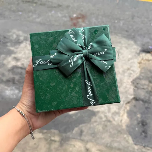 Hộp Quà Giấy Vuông Màu Đỏ Nắp Rời Có Quai Xách - Hộp Có Hoa Kim Tuyến Rơm Đèn Đom Đóm