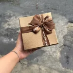 Hộp Quà Giấy Vuông Màu Đỏ Nắp Rời Có Quai Xách - Hộp Có Hoa Kim Tuyến Rơm Đèn Đom Đóm