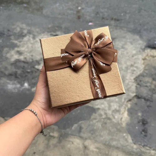 Hộp Quà Giấy Vuông Màu Đỏ Nắp Rời Có Quai Xách - Hộp Có Hoa Kim Tuyến Rơm Đèn Đom Đóm