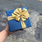 Hộp Quà Giấy Vuông Màu Đỏ Nắp Rời Có Quai Xách - Hộp Có Hoa Kim Tuyến Rơm Đèn Đom Đóm