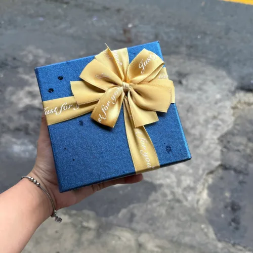 Hộp Quà Giấy Vuông Màu Đỏ Nắp Rời Có Quai Xách - Hộp Có Hoa Kim Tuyến Rơm Đèn Đom Đóm