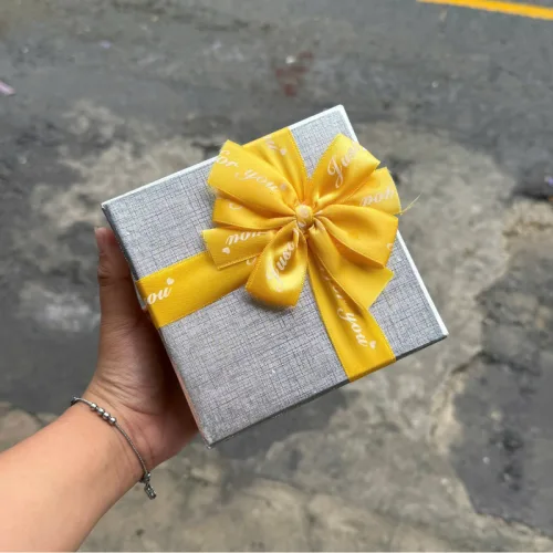 Hộp Quà Giấy Vuông Màu Đỏ Nắp Rời Có Quai Xách - Hộp Có Hoa Kim Tuyến Rơm Đèn Đom Đóm