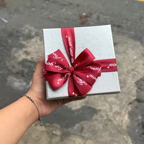 Hộp Quà Giấy Vuông Màu Đỏ Nắp Rời Có Quai Xách - Hộp Có Hoa Kim Tuyến Rơm Đèn Đom Đóm