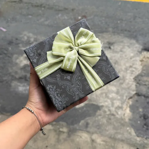 Hộp Quà Giấy Vuông Màu Đỏ Nắp Rời Có Quai Xách - Hộp Có Hoa Kim Tuyến Rơm Đèn Đom Đóm