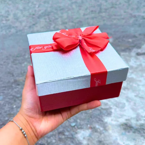 Hộp Quà Giấy Vuông Nhiều Màu Nắp Rời Đính Nơ Xinh - Hộp Vừa Không Có Hoa Rơm