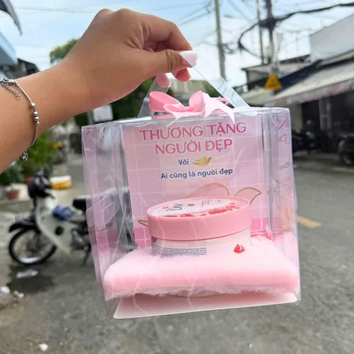 Hộp Quà Tặng Tẩy Tế Bào Chết Dưỡng Ẩm Toàn Thân Dove Hương Lựu Đỏ 298g