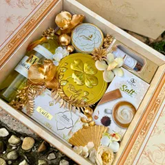 Hộp Quà Tết - Hộp Bánh Cứng Cổ Điển Có Rượu Phối Màu Vàng Sang Trọng - Quà Trang Trí Tết