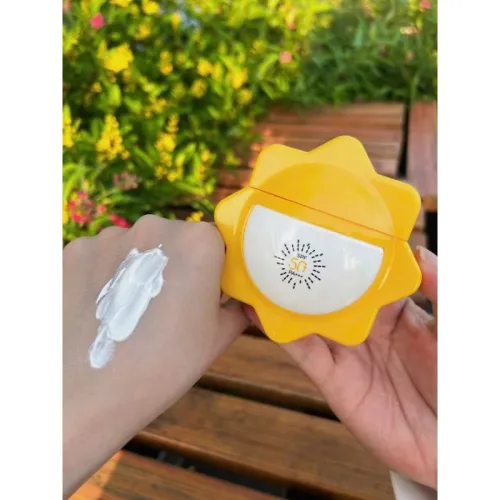 Queenie Skin Kem Chống Nắng SPF50 PA+++ Da Hỗn Hợp Dầu 60g