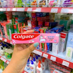 Kem Đánh Răng Ngừa Sâu Răng Em Bé 2+ Tuổi Hương Dâu Dạng Gel Colgate 40g - Màu Hồng