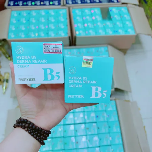 Hộp được cầm lên, rồi trở lại trong routine — Kem Phục Hồi Dưỡng Ẩm Hydra
