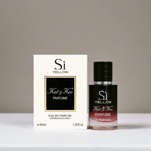 Kat & Kev Parfume Sì Yellow giữa khung hoa trắng dịu nhẹ