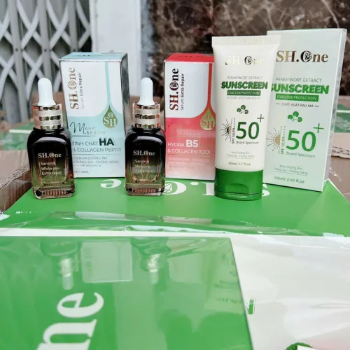 Chiếc hộp đỏ cam giữa những món chăm sóc da hằng ngày