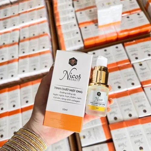 Một chai nhỏ giữa những hộp trắng viền cam