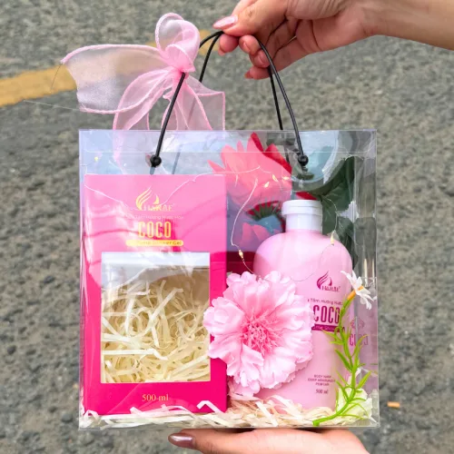 Khám phá Set Giỏ Quà Tặng Sữa Tắm Nước Hoa Charme Coco Hồng + Nước Hoa Charme Coco (Có Đèn Chớp) thuộc nhóm Quà tặng 20/10