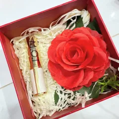 Bảng giá sỉ set Hộp Quà Tặng Son Môi Love M.O.I Màu Vàng - Son Moi 3 Màu - Hộp Hoa Rơm Nhiều Màu