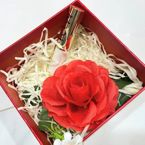 Hộp cứng và hoa trang trí nói lên điều gì? — Set Hộp Quà Tặng Son Môi