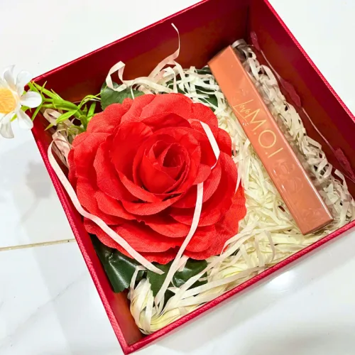 Set Hộp Quà Tặng Son Thỏi Cao Cấp Love MOI Phiên Bản Giới Hạn Có 6 Màu - Hộp Hoa Rơm Nhiều Màu