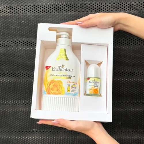 Bộ Quà Enchanteur Deluxe Sữa Tắm Charming Và Lăn Khử Mùi Màu Vàng