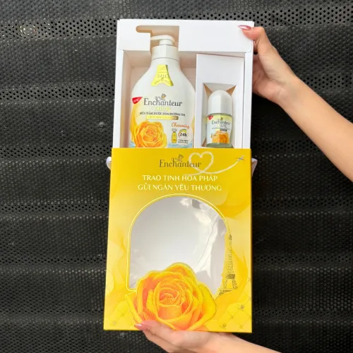 Bộ Quà Enchanteur Deluxe Sữa Tắm Charming Và Lăn Khử Mùi Màu Vàng