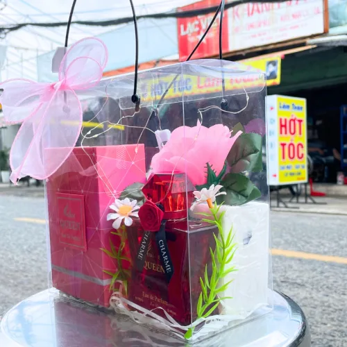 Set Quà Tặng Nước Hoa Nữ Charme Queen 100ml - Túi Trong Vuông Có Đèn Đom Đóm Lót Giấy Rơm Thắt Nơ Xinh Xắn Nhiều Màu