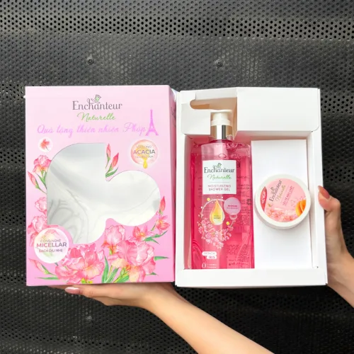 Khám phá Set Quà Tặng Sữa Tắm Enchanteur Naturelle Hương Hoa Iris & Tẩy Tế Bào Chết Body (Set Màu Hồng) thuộc nhóm enchanteur
