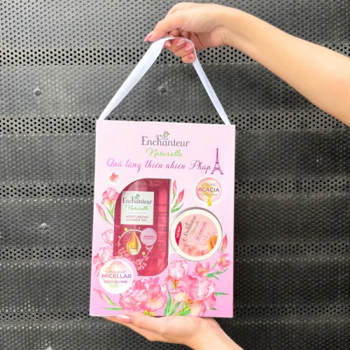 Phân phối set Quà Tặng Sữa Tắm Enchanteur Naturelle Hương Hoa Iris & Tẩy Tế Bào Chết Body (Set Màu Hồng)