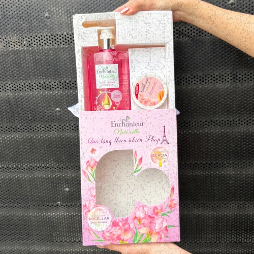 Phân phối set Quà Tặng Sữa Tắm Enchanteur Naturelle Hương Hoa Iris & Tẩy Tế Bào Chết Body (Set Màu Hồng)