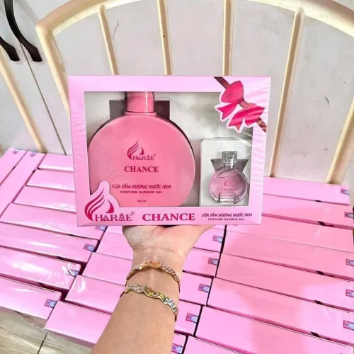 Bộ quà Charme Chance hồng gồm sữa tắm 250ml và nước hoa Charme Chance