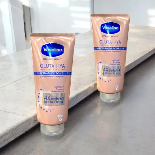Sữa dưỡng thể Vaseline Gluta-Hya 4X Niacinamide Tone Up 300ml