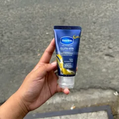 Sữa Dưỡng Thể Vaseline Sáng Mịn Da Tuýp Màu Xanh 70ml