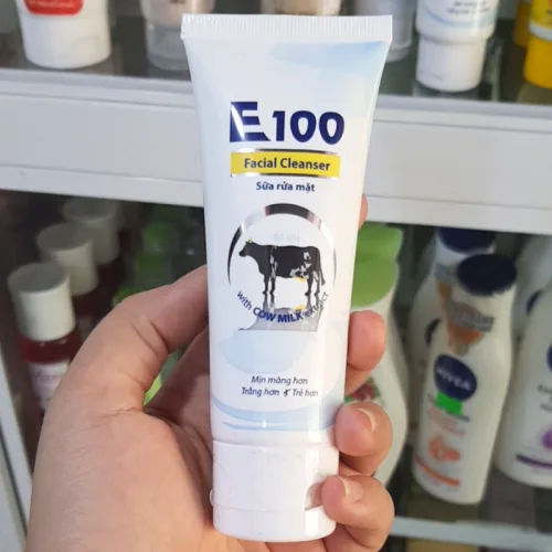 Hình bò sữa giữa những món đồ phòng tắm — Sữa Rửa Mặt Con Bò E100