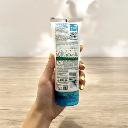 Nắp xanh trên mặt bàn, một điểm dừng trước khi rửa mặt