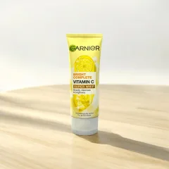 Sữa Rửa Mặt Garnier Sạch Sâu Sáng Da Bright Complete Vitamin C Super Whip Deeply Cleanses &amp; Brightens 100ml