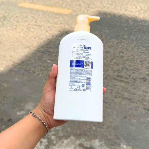 Sữa Tắm Hazeline Nâng Tông Da Sữa Chua Hương Đào 667ml