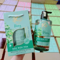 Sữa Tắm Kina Hương Nước Hoa Mẫu Đơn 900ml Giúp Hỗ Trợ Cấp Ẩm Dưỡng Sáng Da Mịn Màng - Tặng Kèm 1 Bông Tắm