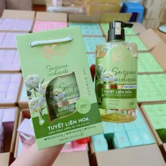 Sữa Tắm Kina Hương Nước Hoa Tuyết Liên 900ml Giúp Hỗ Trợ Cấp Ẩm Dưỡng Sáng Da Mịn Màng - Tặng Kèm 1 Bông Tắm