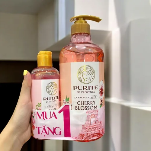 Một chai lớn nằm lại, chai nhỏ đi cùng khung hình